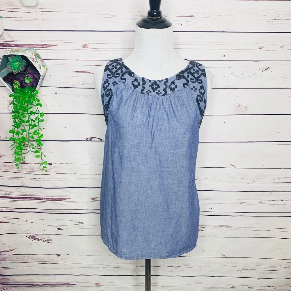 Old Navy Embroidered Blue Chambray Denim Sleeveless Casual Top Size Medium - Picture 8 of 8